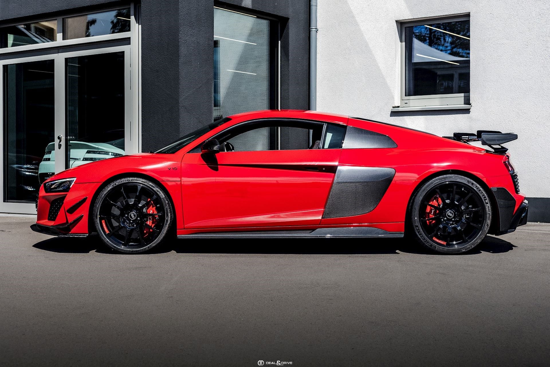 R8 V10 GT RWD S-TRONIC - 1 OF 333 - TANGO RED METALLIC - WARRANTY 03/28 — photo 2/15