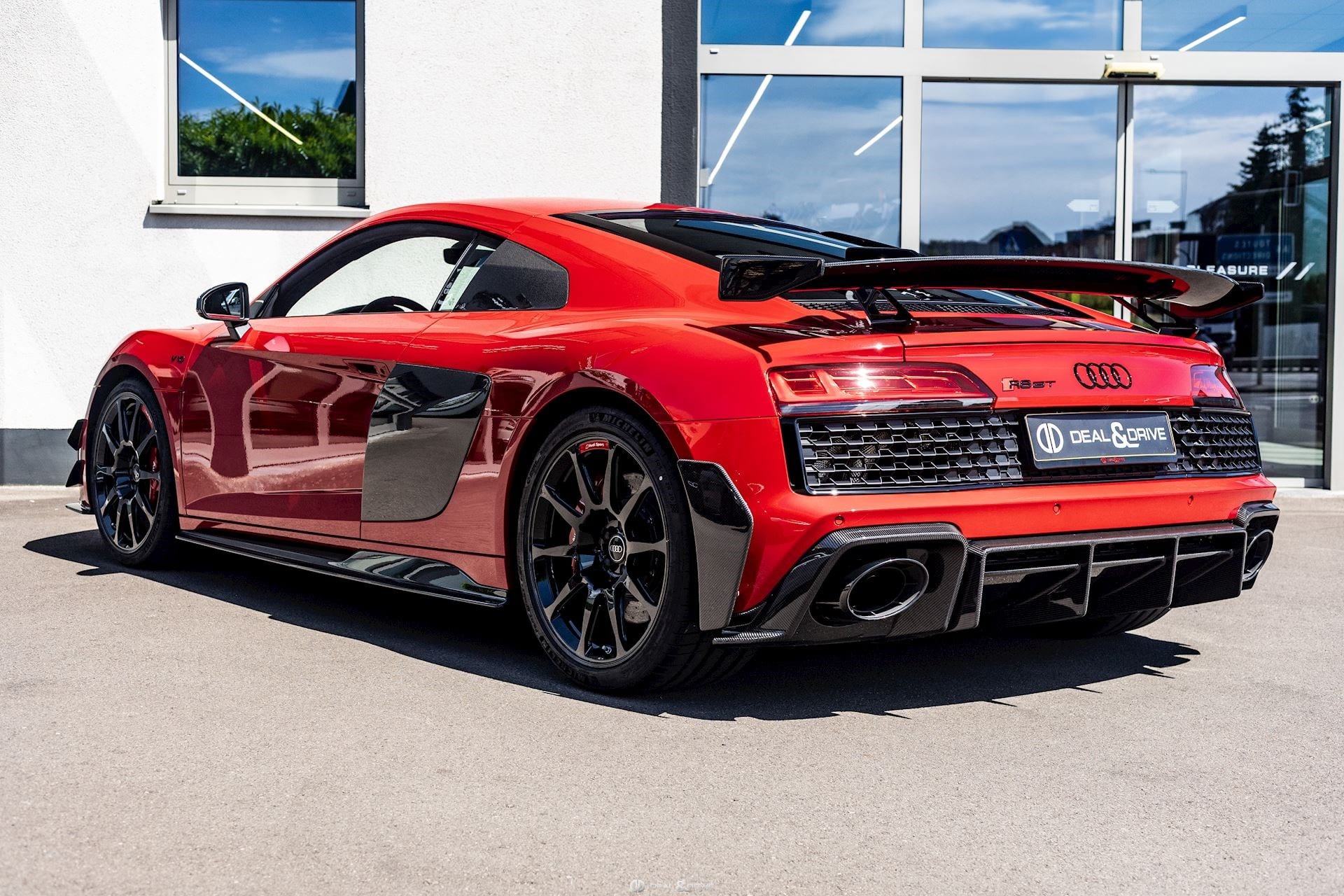 R8 V10 GT RWD S-TRONIC - 1 OF 333 - TANGO RED METALLIC - WARRANTY 03/28 — photo 3/15