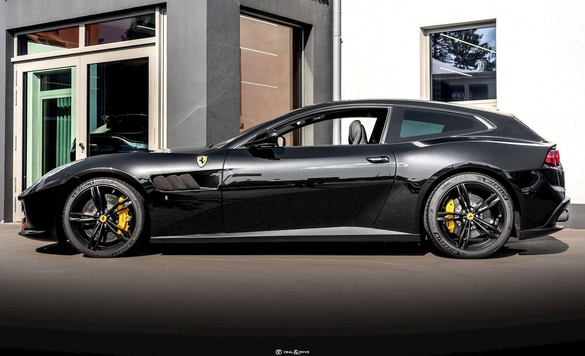 GTC 4 LUSSO 6.3 V12 (690 CH) - NEW FERRARI POWER 12M - NERO DAYTONA - IMMAT FR. - PPF — photo 2/15