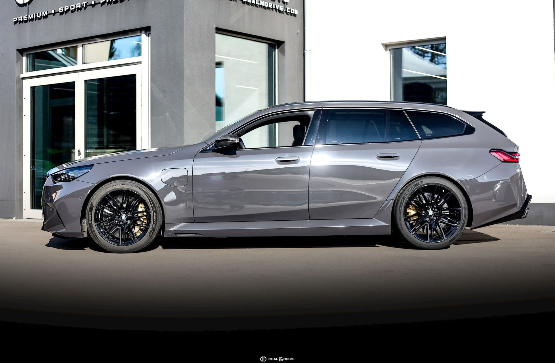 M5 TOURING (G99) 4.4 PHEV (727 CH) – BMW INDIVIDUAL GREY BLACK UNI – PPF – IMMAT FR. - AKRAPOVIC — photo 2/15