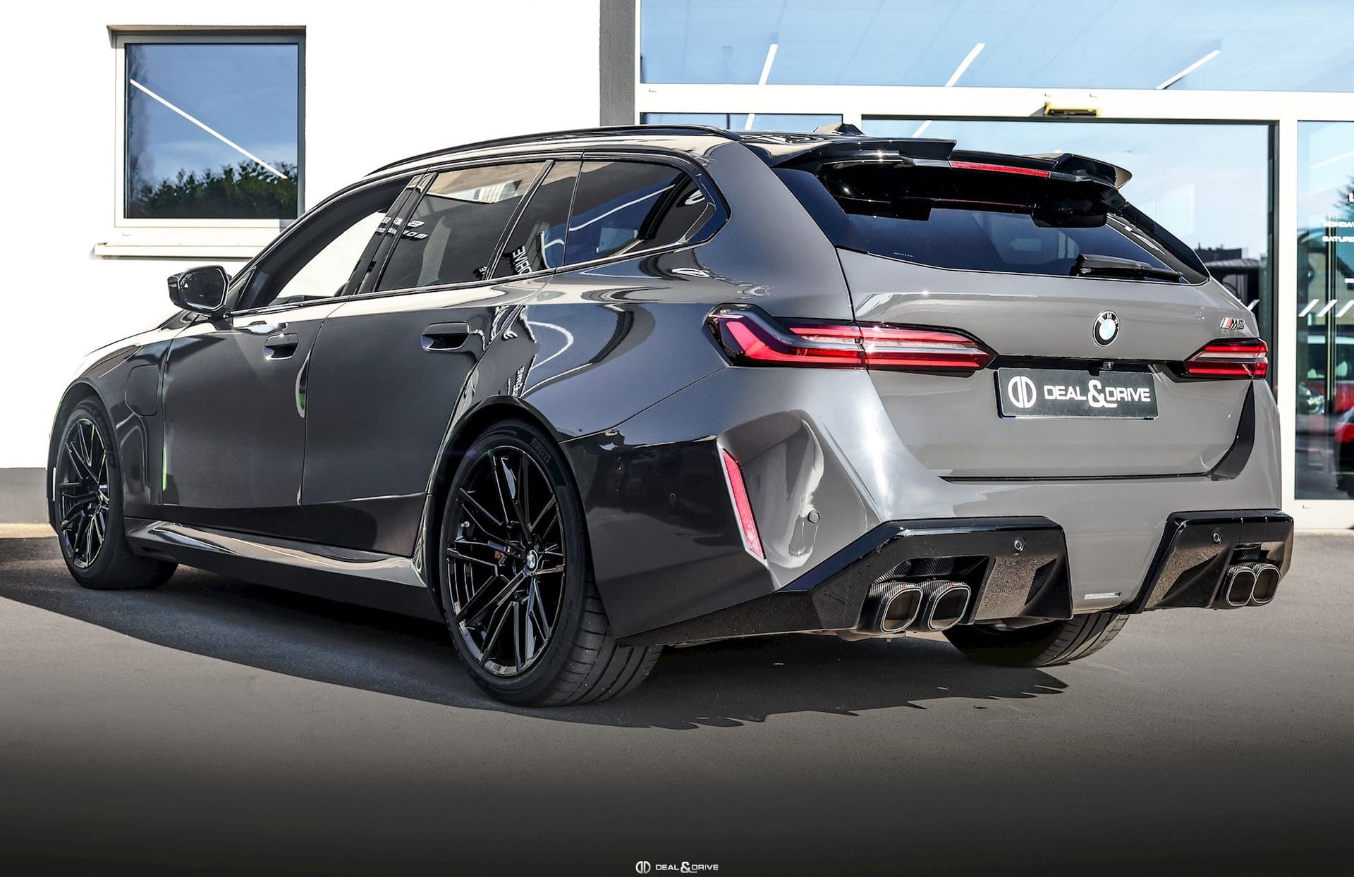 M5 TOURING (G99) 4.4 PHEV (727 CH) – BMW INDIVIDUAL GREY BLACK UNI – PPF – IMMAT FR. - AKRAPOVIC — photo 3/15