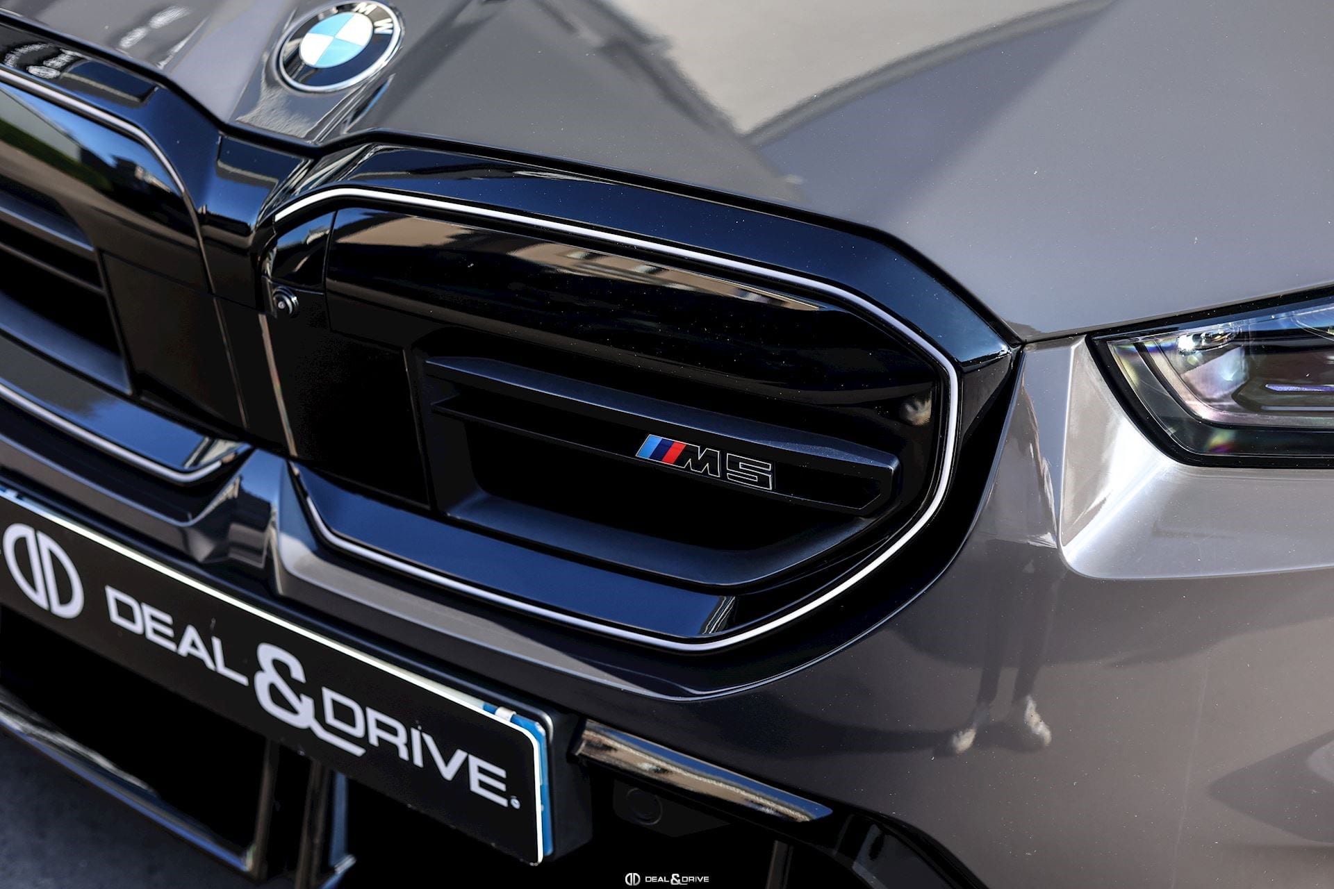 M5 TOURING (G99) 4.4 PHEV (727 CH) – BMW INDIVIDUAL GREY BLACK UNI – PPF – IMMAT FR. - AKRAPOVIC — photo 9/15