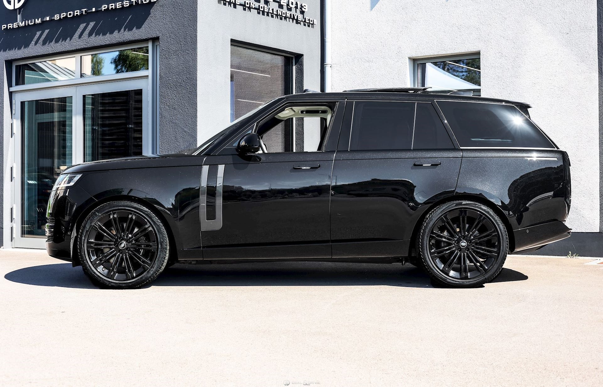 RANGE ROVER 4.4 P530 FIRST EDITION SWB AWD — photo 2/15