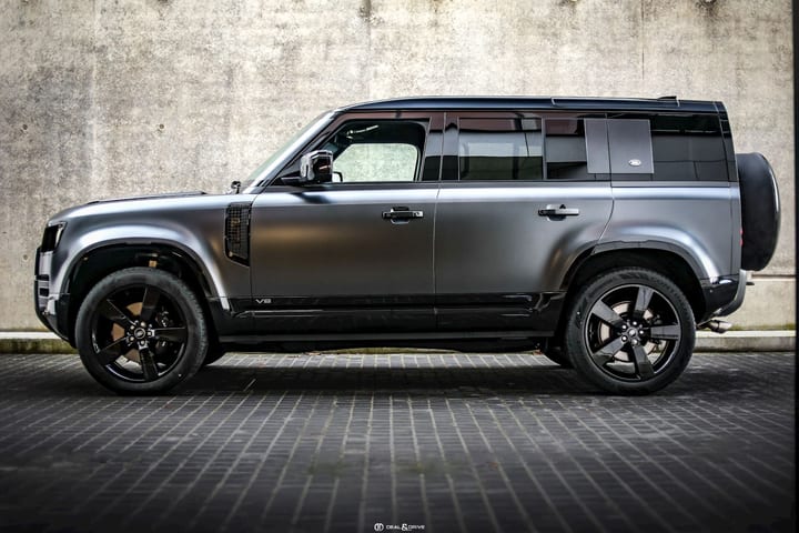 DEFENDER 110 P525 5.0 V8 AWD CARPATHIAN EDITION – CARPATHIAN GREY — photo 2/15