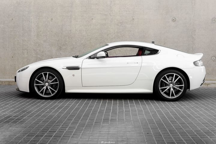 V8 VANTAGE S COUPE 4.7 436 SPORTSHIFT II – STRATUS WHITE METALLIC — photo 2/15