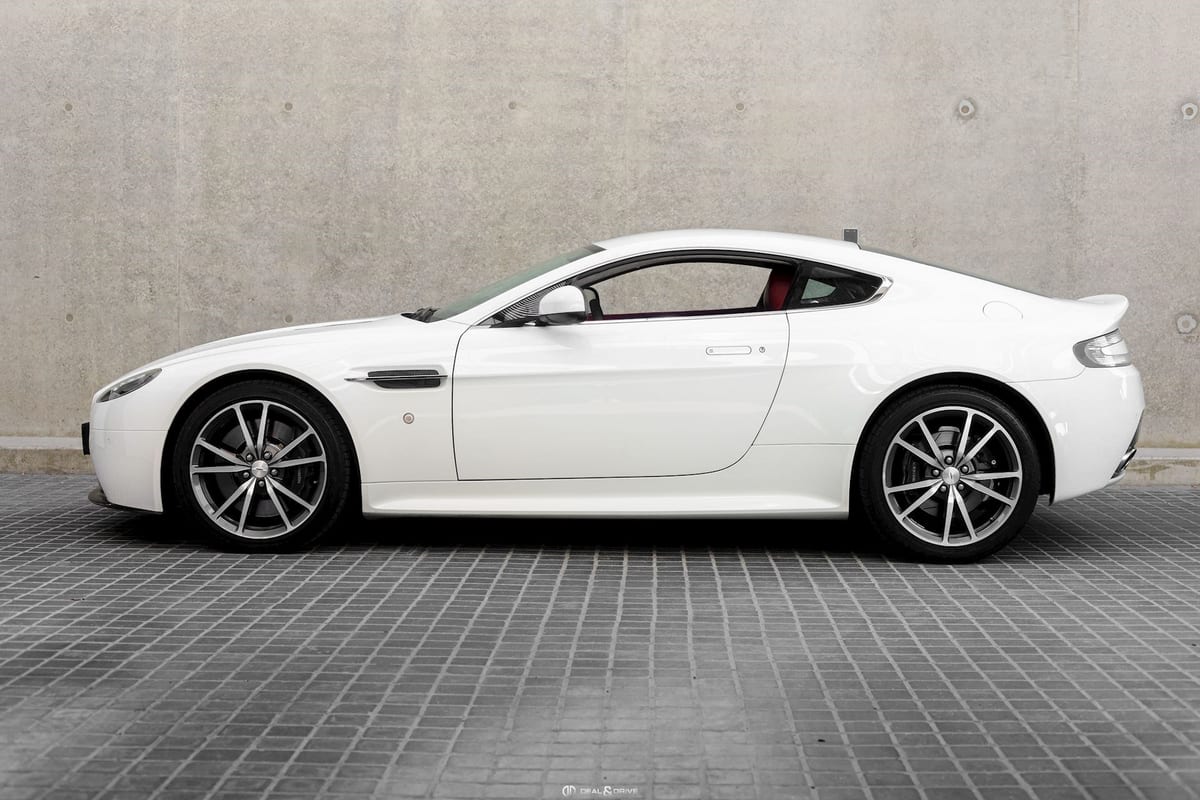 V8 VANTAGE S COUPE 4.7 436 SPORTSHIFT II – STRATUS WHITE METALLIC — photo 2/15
