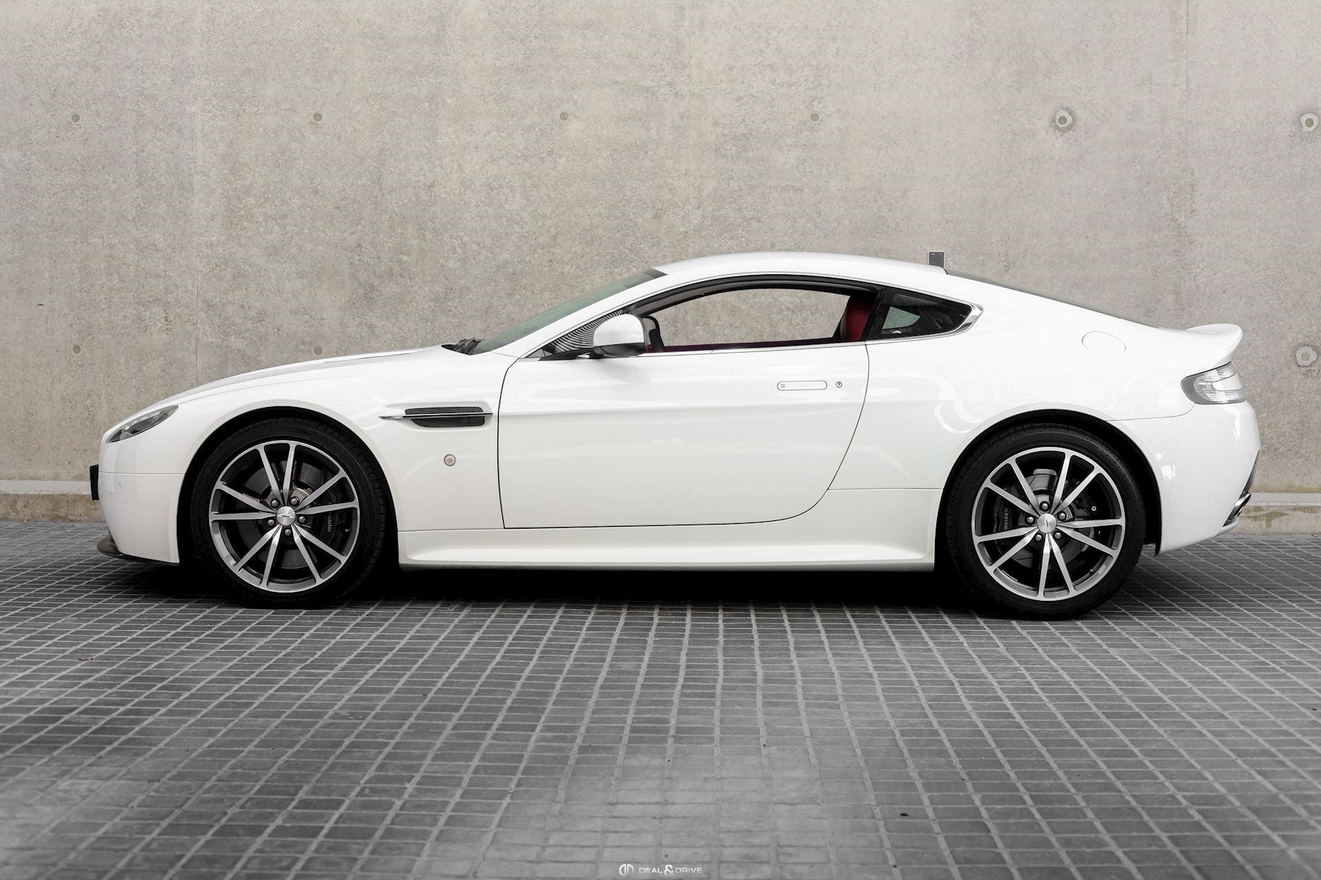 V8 VANTAGE S COUPE 4.7 436 SPORTSHIFT II – STRATUS WHITE METALLIC — photo 2/15