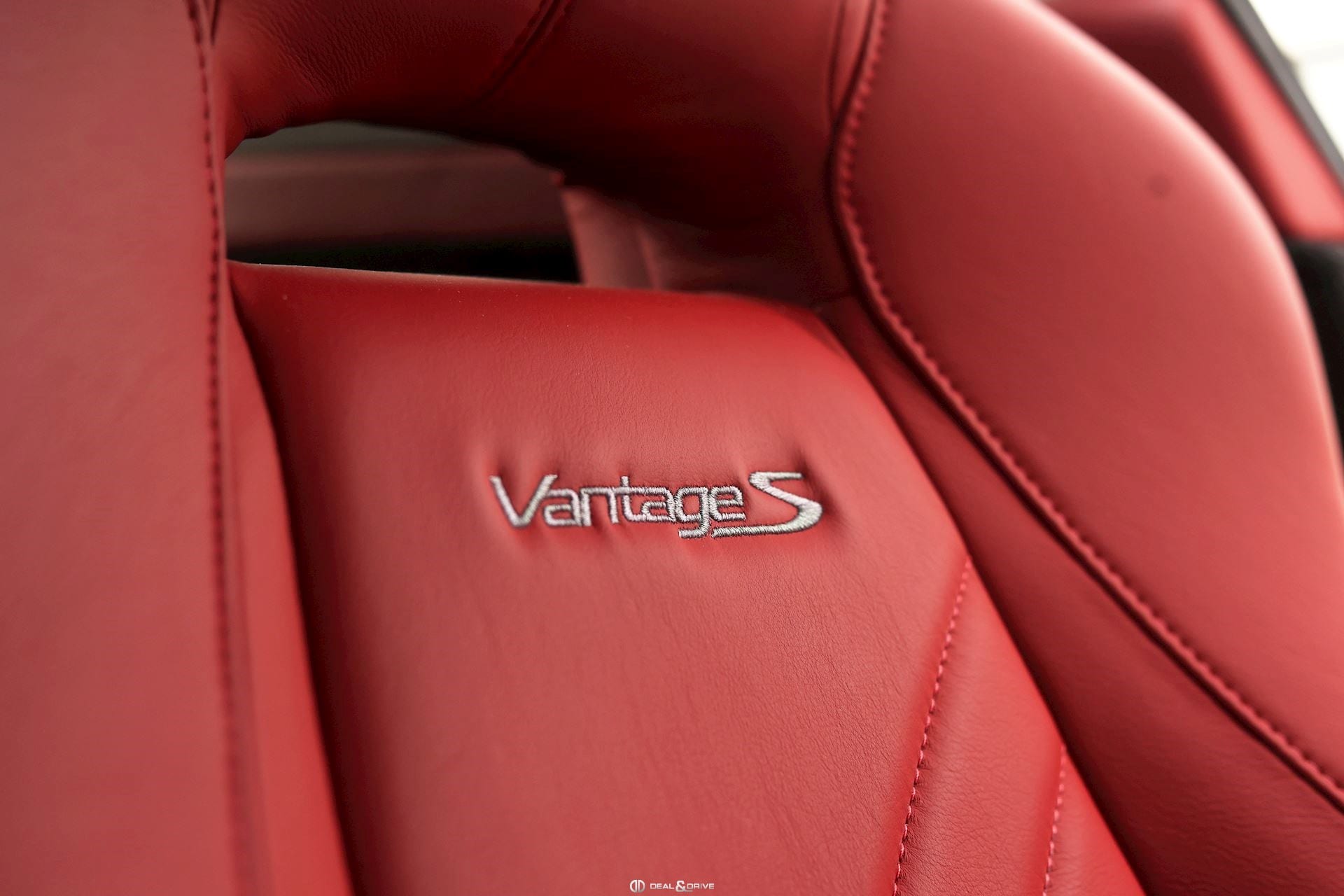 V8 VANTAGE S COUPE 4.7 436 SPORTSHIFT II – STRATUS WHITE METALLIC — photo 11/15