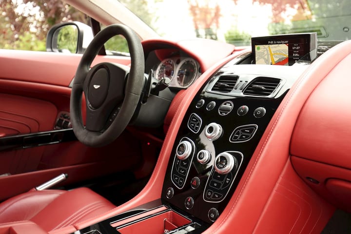 V8 VANTAGE S COUPE 4.7 436 SPORTSHIFT II – STRATUS WHITE METALLIC — photo 15/15