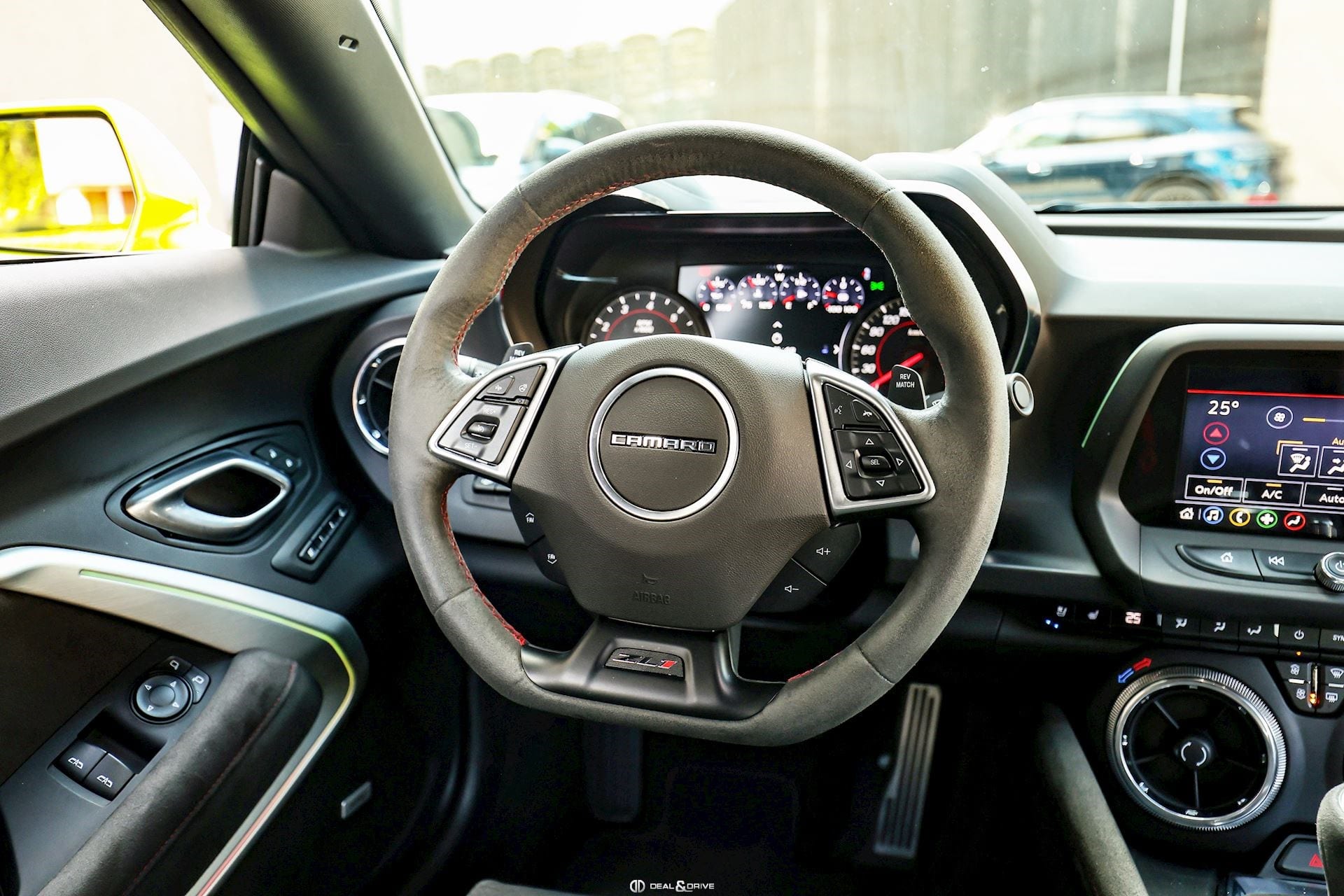 CAMARO ZL1 6.2 V8 RWD - MANUAL 6 – SHOCK YELLOW — photo 12/15