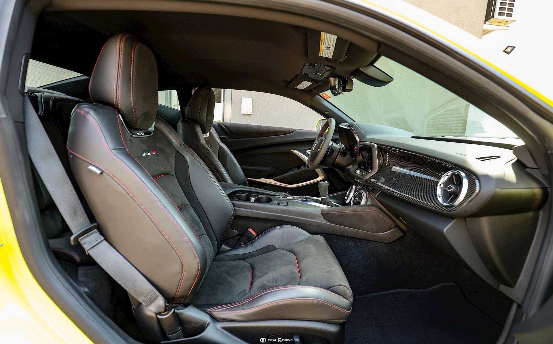 CAMARO ZL1 6.2 V8 RWD - MANUAL 6 – SHOCK YELLOW — photo 13/15