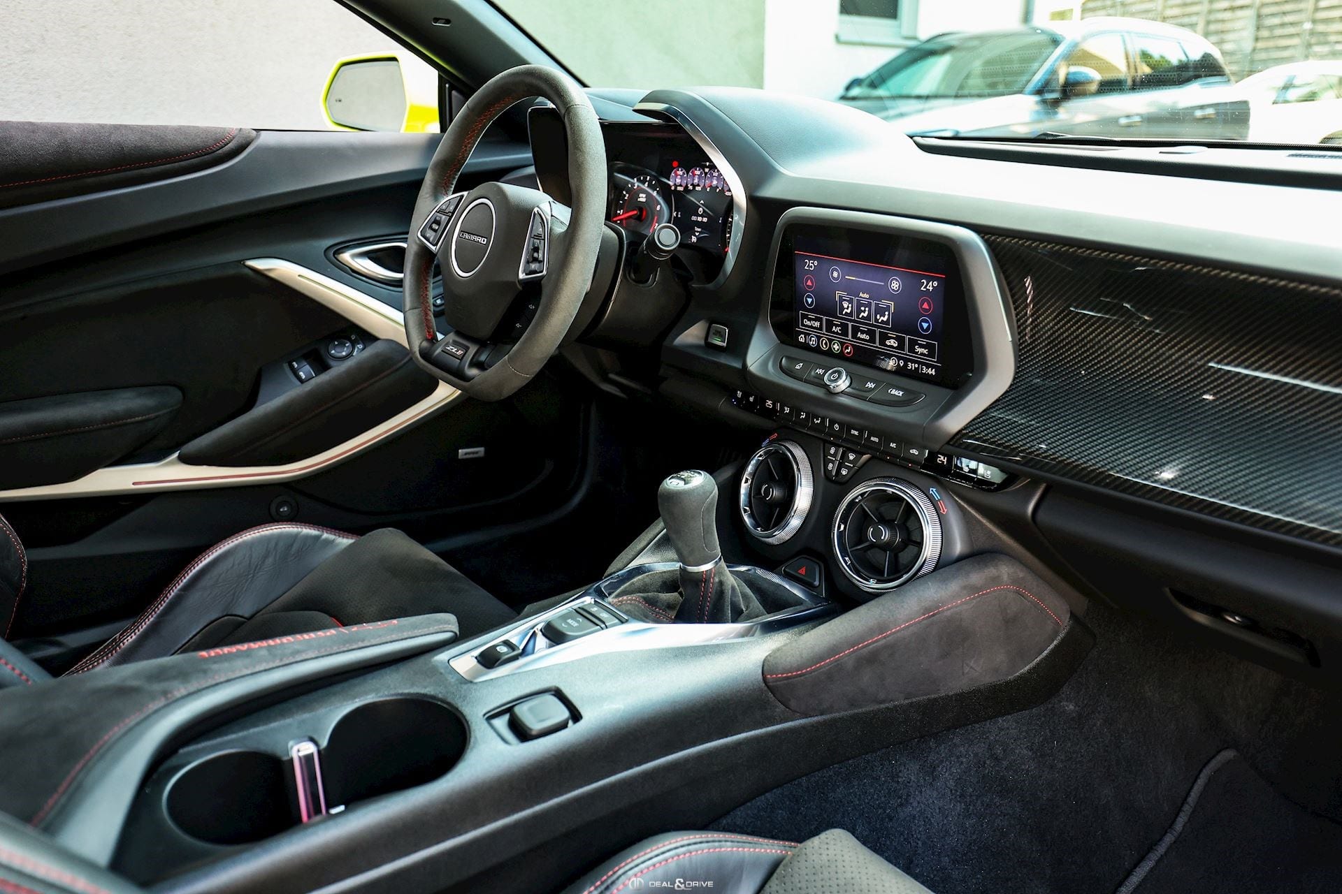CAMARO ZL1 6.2 V8 RWD - MANUAL 6 – SHOCK YELLOW — photo 14/15