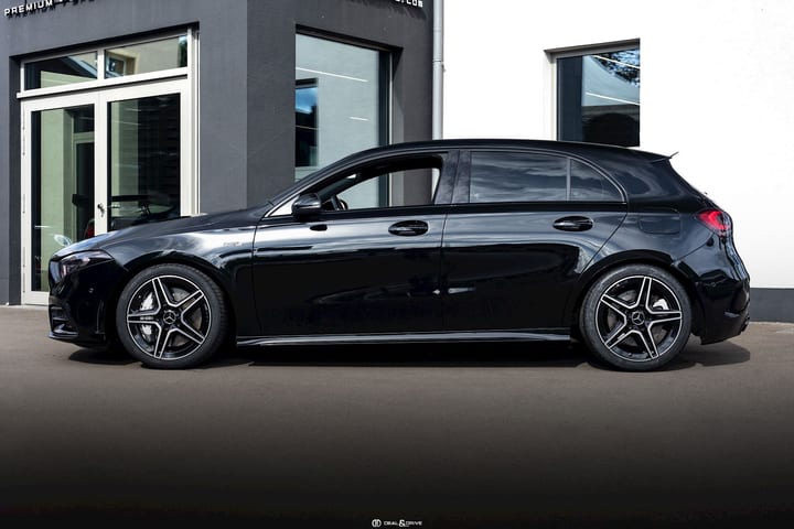 A 35 AMG 4MATIC+ - KOSMOS BLACK METALLIC — photo 2/15