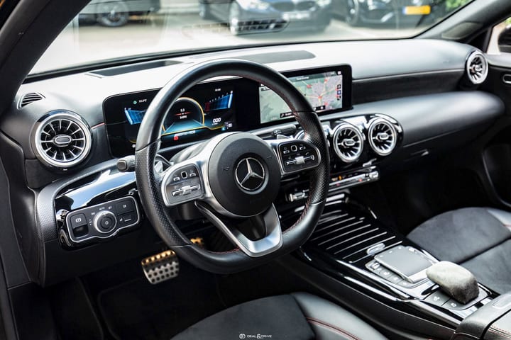 A 35 AMG 4MATIC+ - KOSMOS BLACK METALLIC — photo 10/15