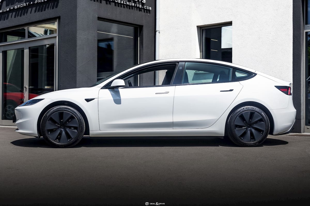 MODEL 3 HIGHLAND RWD - AUTOPILOT — photo 2/15
