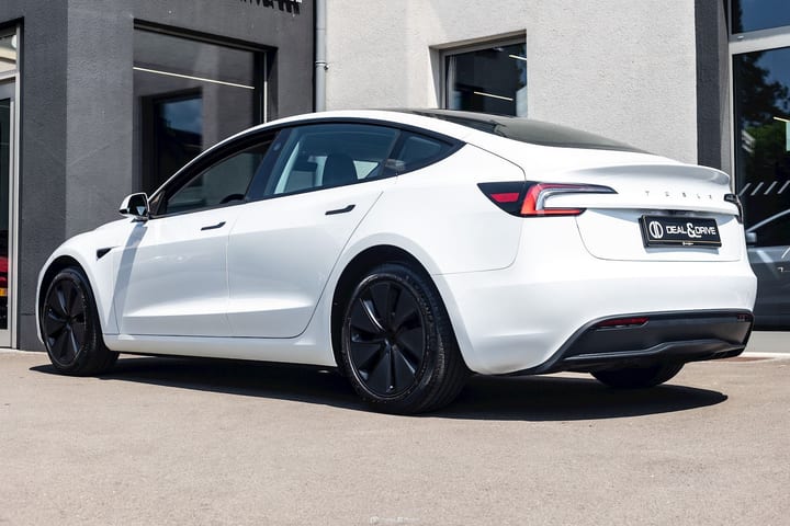 MODEL 3 HIGHLAND RWD - AUTOPILOT — photo 3/15