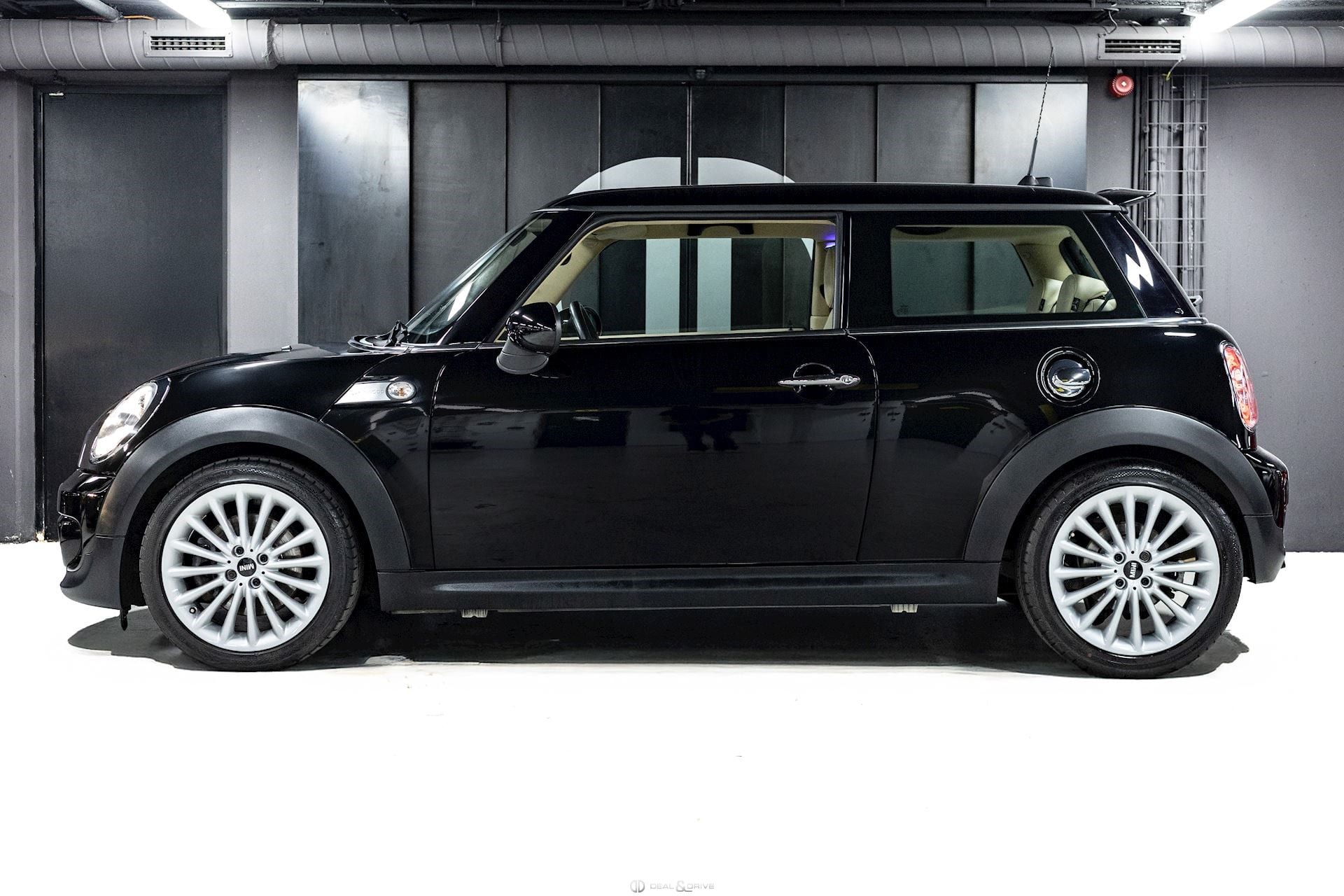 COOPER S (R56) 3 PORTES AUTO GOODWOOD EDITION - 1 OF 1000 - BLACK DIAMOND METALLIC – IMMAT. FR — photo 2/15